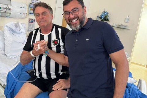 Internado em Manaus, Bolsonaro aparece com camisa do Botafogo da Paraíba