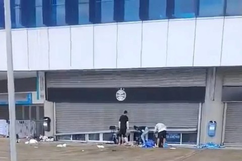 Estádio do Grêmio é saqueada em meio a transtornos causados pelas chuvas - VEJA O VÍDEO
