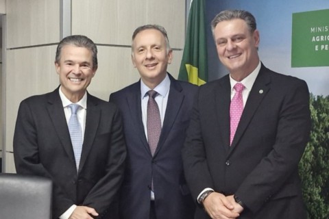 Aguinaldo Ribeiro debate com ministros ações para impulsionar produção e exportação do camarão da Paraíba
