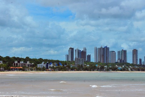 Corpo é encontrado por banhistas na praia do Cabo Branco, em João Pessoa