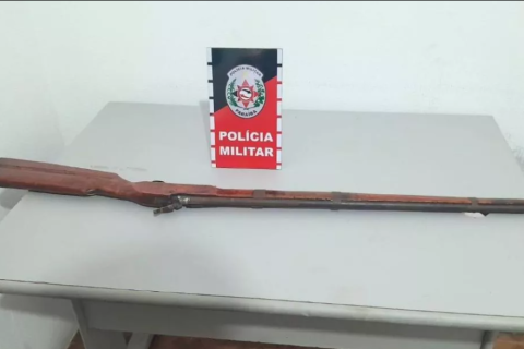 Polícia Militar apreende arma de fogo após ser acionada por mulher que estava sendo ameaçada e agredida pelo marido, na zona rural de Patos