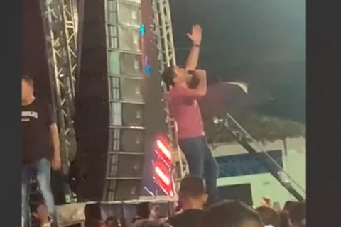 Prefeito paraibano aparece supostamente alcoolizado em palco; assista