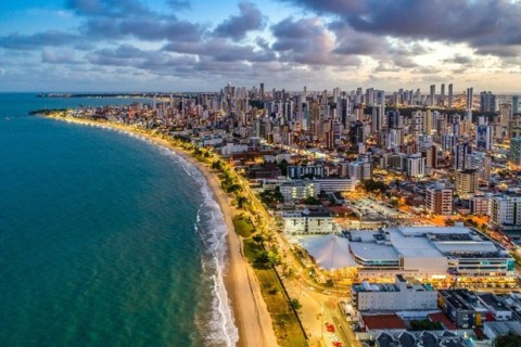 Cícero veta emenda que previa alterar limite de altura de prédios na orla de JP