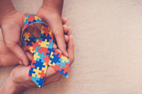 Aprovada lei que proíbe punição a famílias de crianças autistas por perturbação do sossego em condomínios da Paraíba