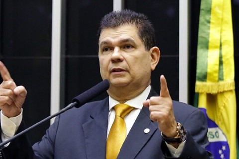 Deputado critica projeto de Hugo Motta que autoriza bancos a usar FGTS para pagar dívidas: “imoralidade”