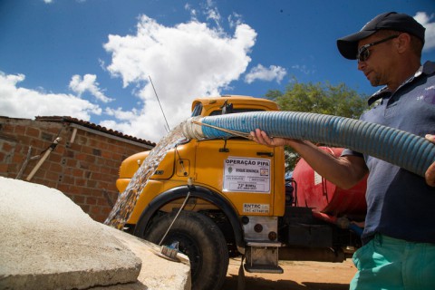 Projeto que leva carro-pipa às áreas urbanas e escolas do Sertão é aprovado na Câmara