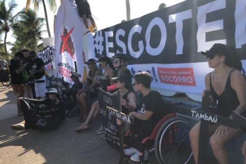 Manifestantes cobrem letreiro de JP com faixas e crucifixos contra poluição do mar