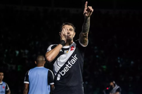Payet volta com assistência magistral para Vegetti, Vasco bate o Vitória e respira fora do Z-4 no Brasileirão