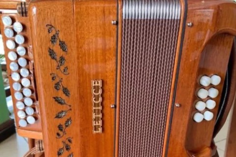 Cantor caririzeiro Flávio José tem instrumento musical roubado e denuncia ocorrência nas redes sociais