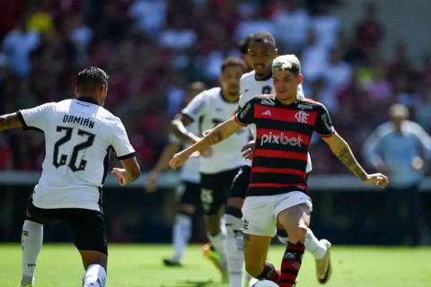 Botafogo vence Flamengo no Maracanã por 2 a 0