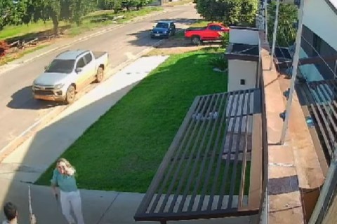 VÍDEO: mulher ri para câmera após matar idosos e ferir padre a tiro em confraternização; assista