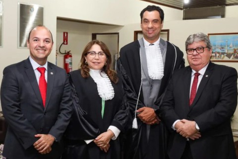 João Azevêdo prestigia posse de jurista Roberto D’Horn como juiz do TRE-PB