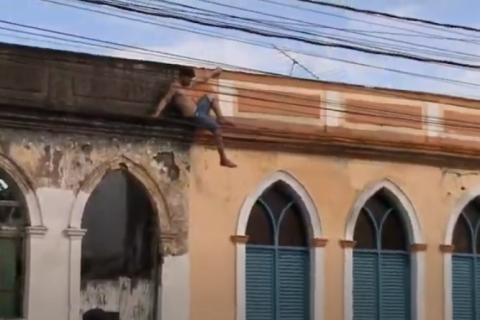 Homem sobe em cima de prédio e fica preso durante uma tentativa de fuga, em João Pessoa
