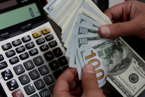 Dólar abre em queda acentuada após melhora na perspectiva de crédito do Brasil e decisão do Fed